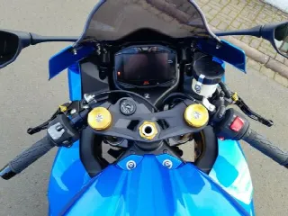 Foto 3 di 6: Suzuki GSR-R
