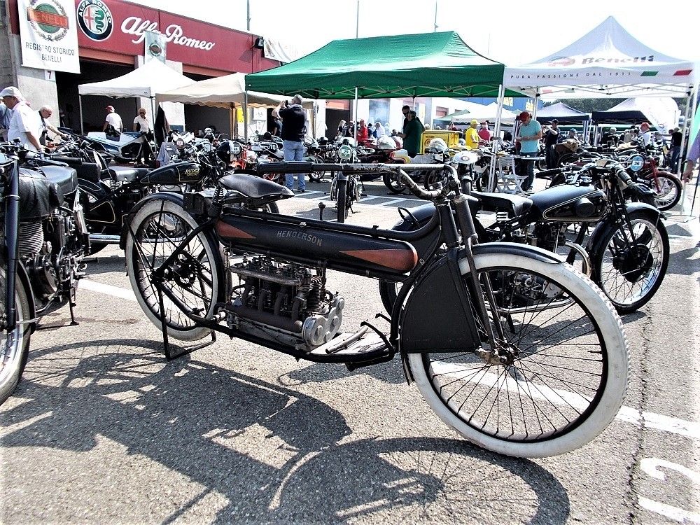 "ASIMOTOSHOW 2018": moto d'epoca a perdita d'occhio