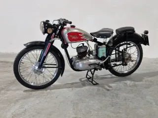 Foto 10 di 15: Moto Morini 125 2T Turismo