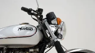 Foto 16 di 40: Norton Commando 850
