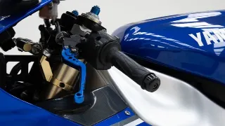 Foto 30 di 40: Yamaha YZFR1