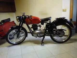 Foto 2 di 5: Gilera 150 Sport