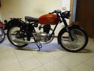 Foto 1 di 5: Gilera 150 Sport