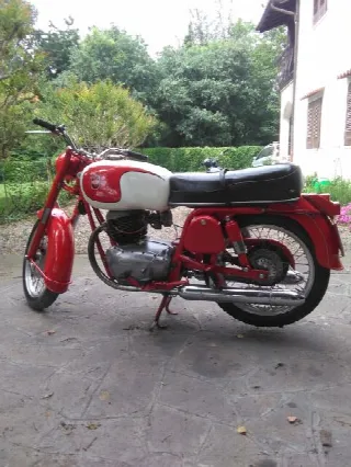 Foto 2 di 12: Gilera 300 B Extra