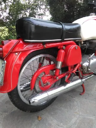 Foto 3 di 12: Gilera 300 B Extra