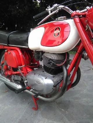Foto 9 di 12: Gilera 300 B Extra