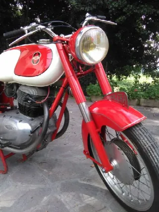 Foto 10 di 12: Gilera 300 B Extra