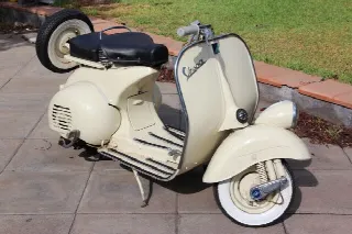 Foto 5 di 5: Vespa 125 faro basso 1953